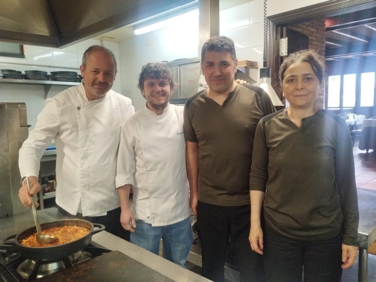 El equipo de cocina de Casa Farpón con un guiso de callos, por la izquierda, Ignacio G. Canellada, Javier Farpón, Pablo Roza y Úrsula Morán.