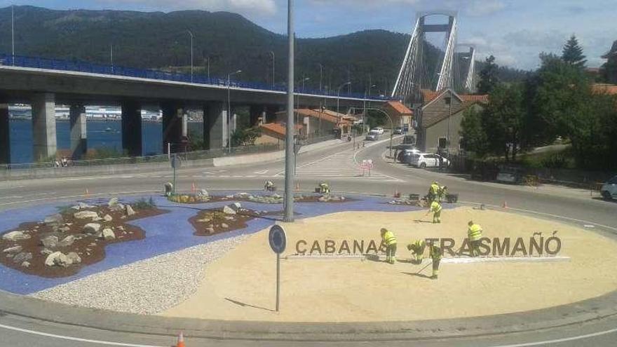 El nuevo diseño de la rotonda de Cabanas, en la carretera N-552 a su paso por Trasmañó. // FdV