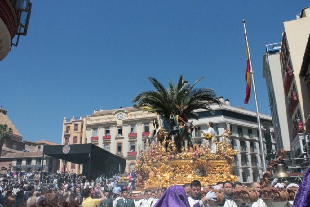 La cofradía de la Pollinica en la plaza de la Constitución.