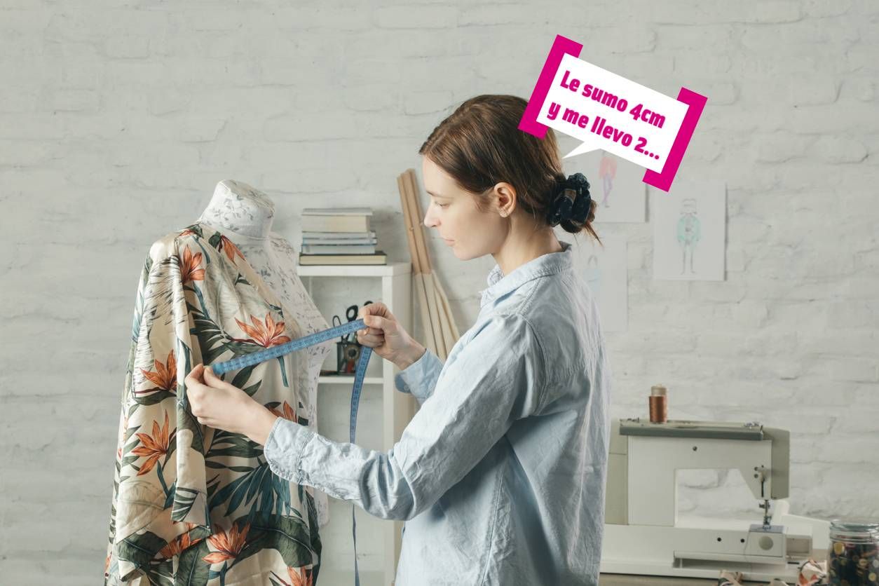 Mujer tomando medidas en un maniquí