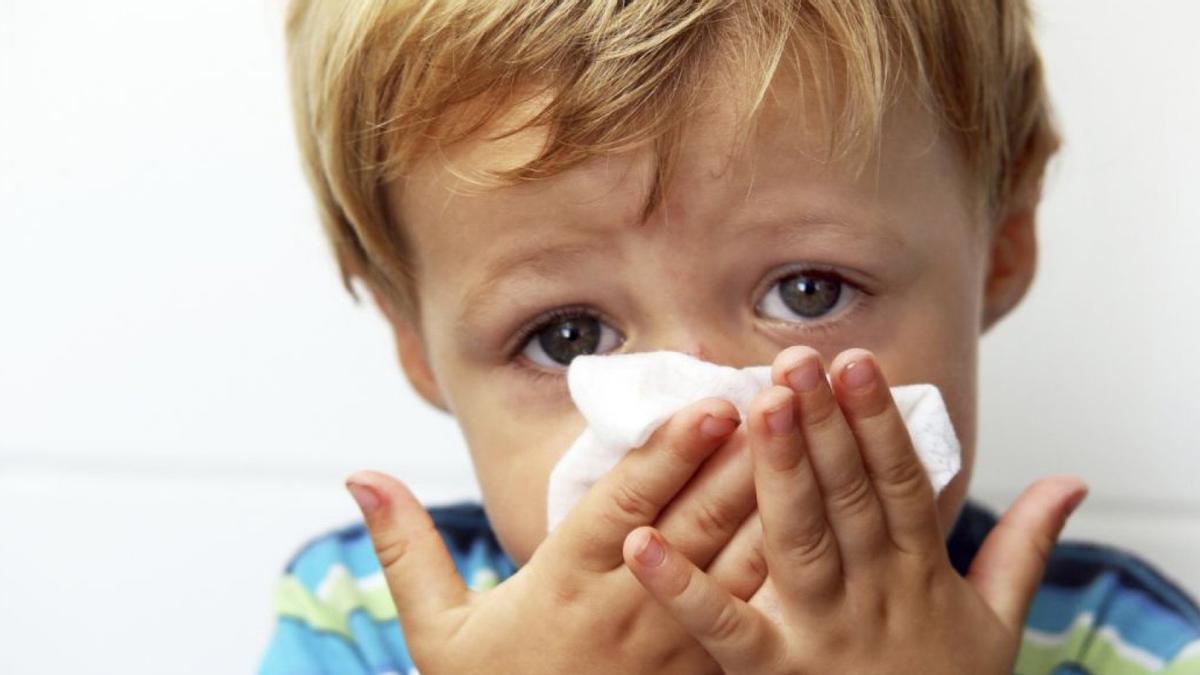 Niño con rinitis alérgica