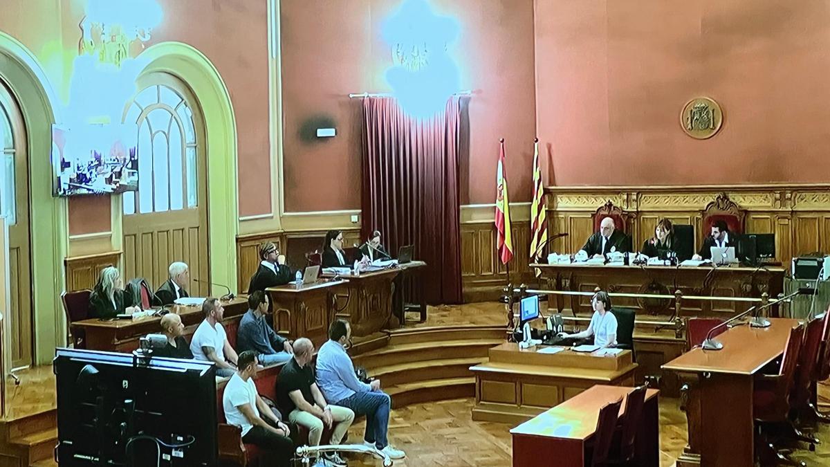 Els sis mossos a la taula dels acusats de l'Audiència de Barcelona