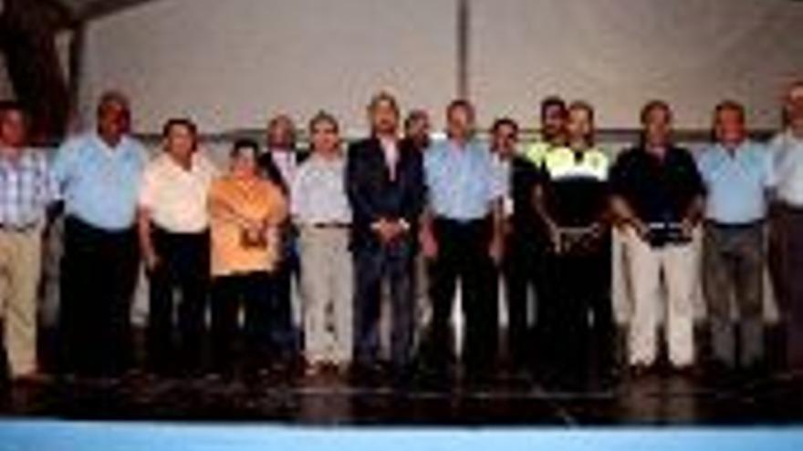 Homenaje de las peñas a policía local y nacional