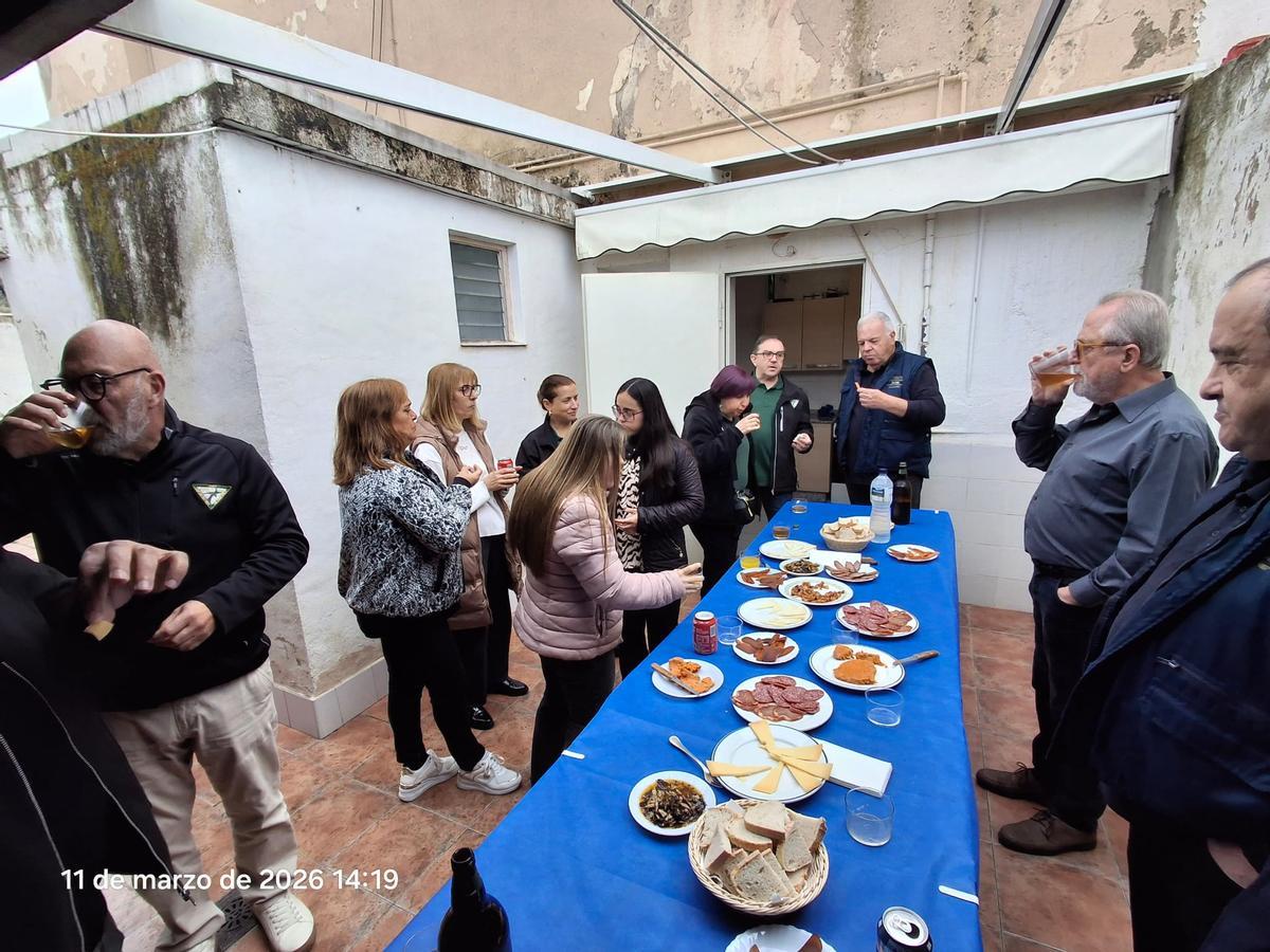Un momento de la comida entre las invitadas y los Amigos del Arroz con Costra de Elche