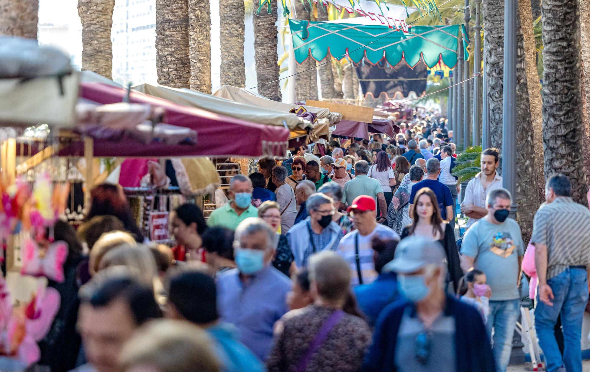 El parque de Elche se convierta en el escenario de un llamativo mercado en el que se pueden ver desde puestos a todo tipo de espectáculos | La actividad se enmarca dentro de los actos de la Carta Pobla