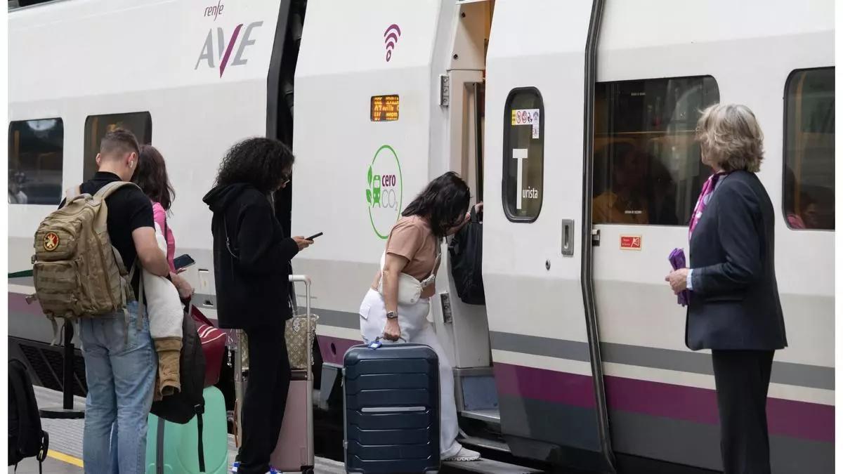 Viajeros suben a un tren AVE de Renfe.