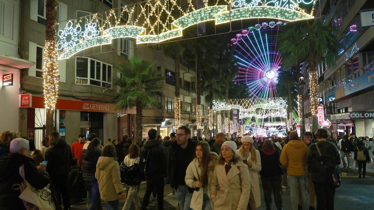 Gente caminando por el centro de Vigo estas navidades.