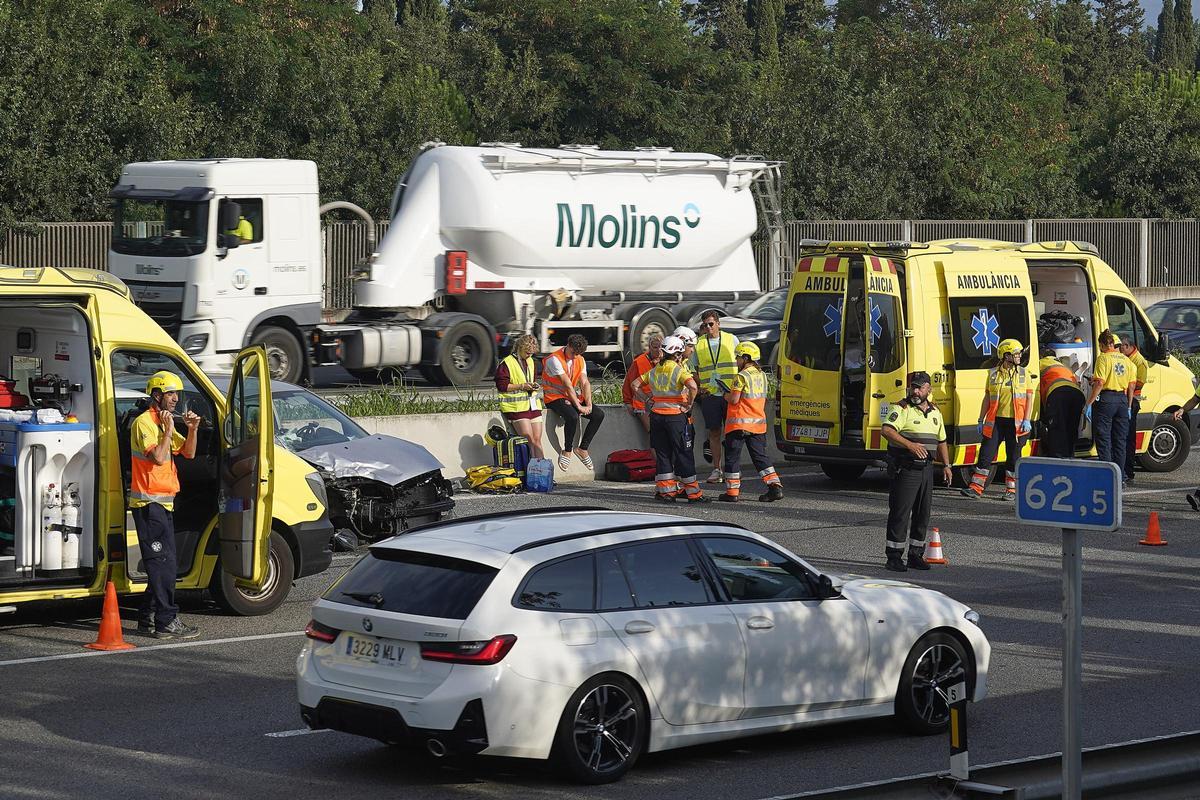 Sanitaris del SEM treballant en un accident de trànsit junt amb Mossos i Bombers, foto d'arxiu.