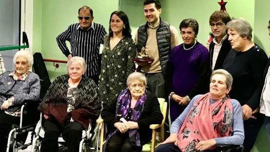 Algunos residentes con el homenajeado, Juanjo Somohano (en el centro de pie).