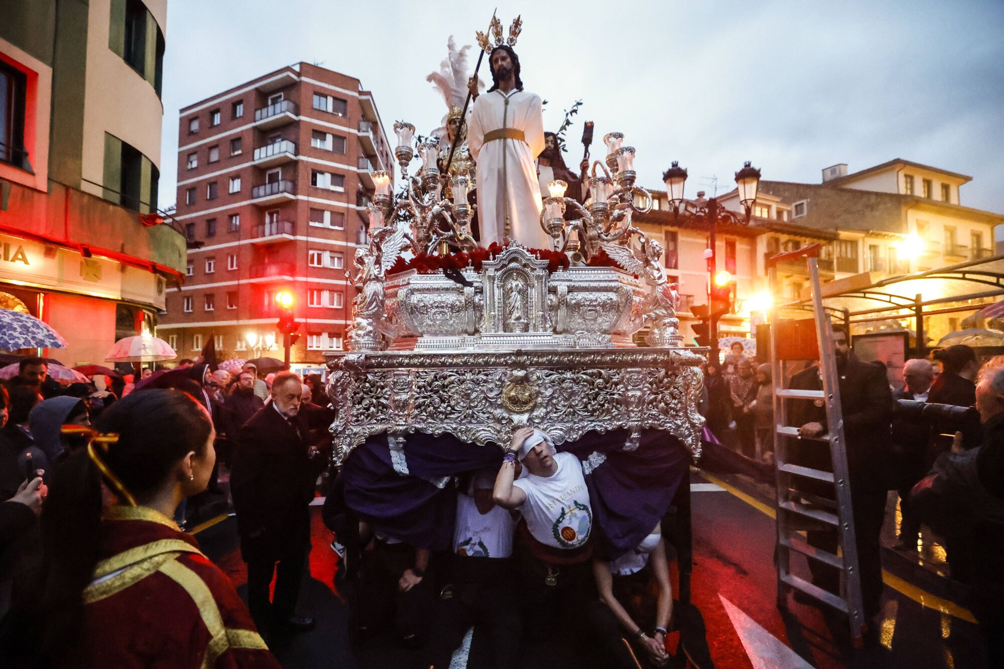 Iglesia de La Tenderina. Sale la procesión del Prendimiento