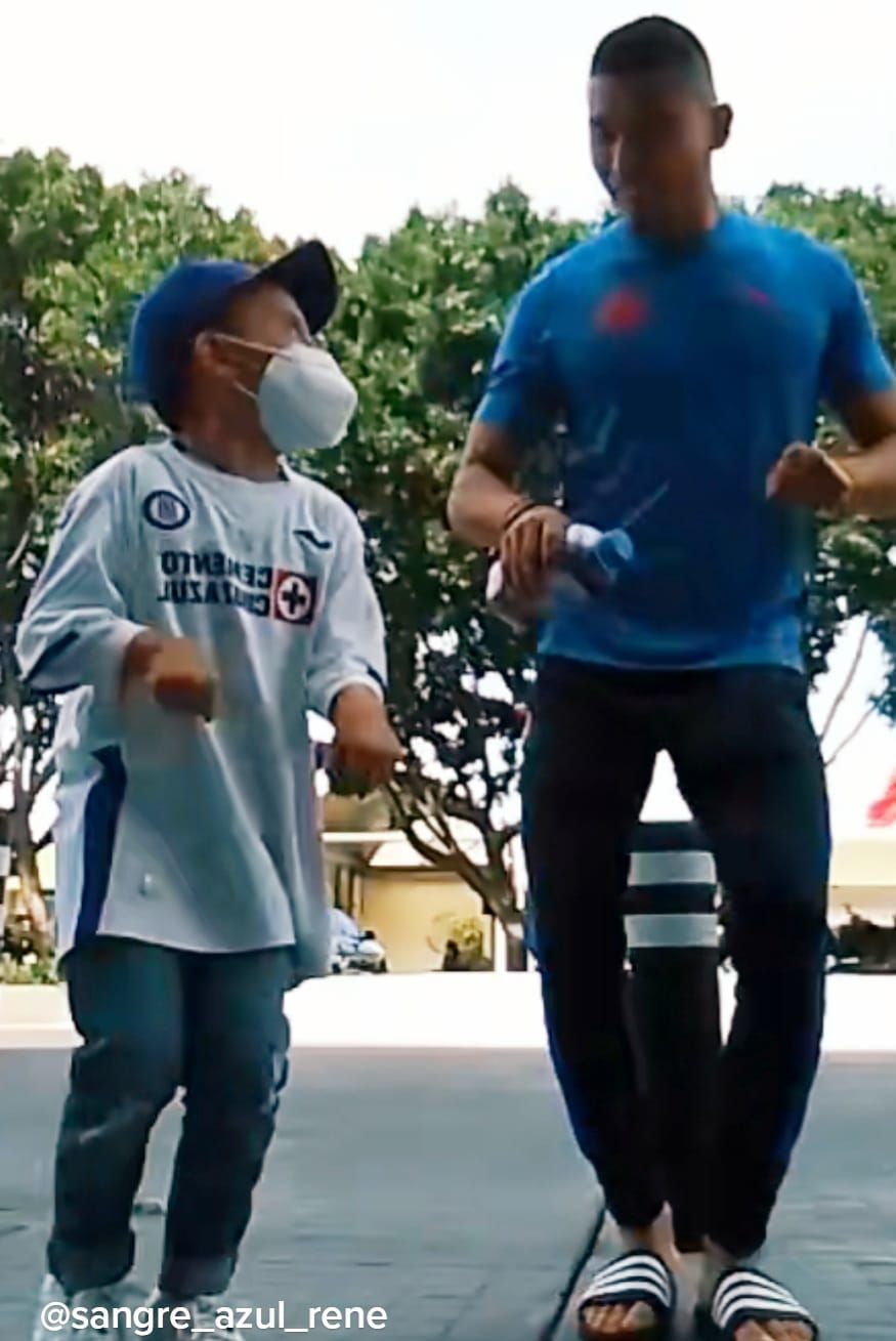 Momento en el que el pequeño René y Pineda realizan el baile del mexicano cuando celebra un gol.