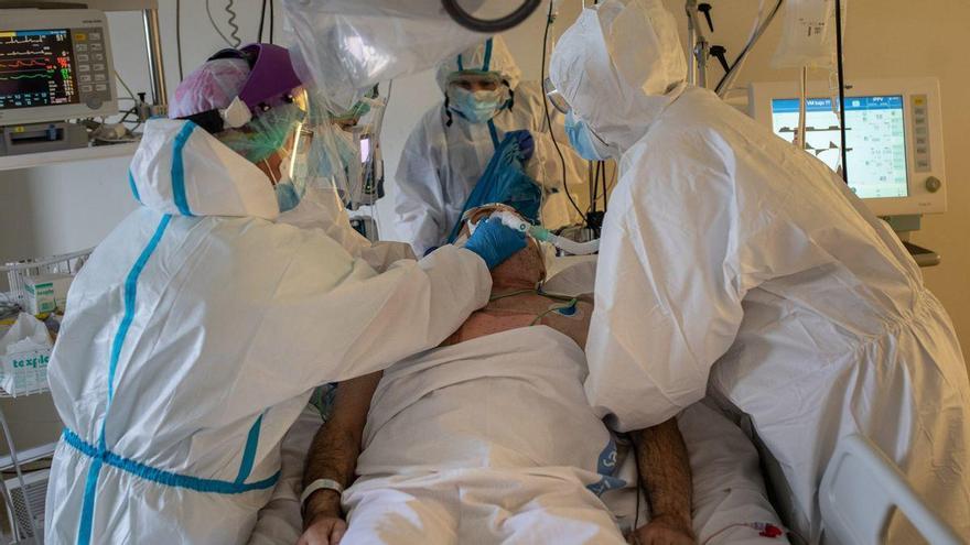El equipo de la UCI atiende a uno de los enfermos de coronavirus ingresados en el Hospital Virgen de la Concha de Zamora.
