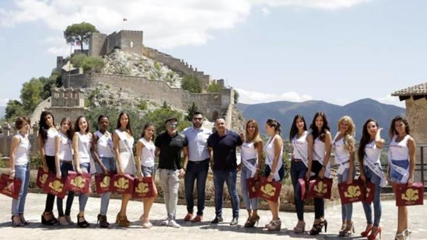 Las candidatas a Miss Universe Spain, con Fuentes y Pla, en el Castell de Xàtiva.