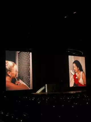 Bad Gyal se 'confiesa' en el concierto de Rosalía en Barcelona: "Me dijo que si no había pensado en ponerme tetas"