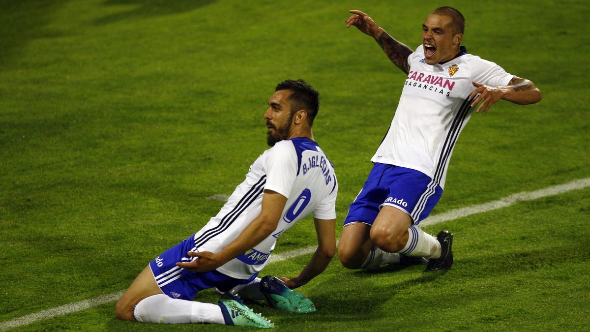 Borja celebra un gol con el Zaragoza junto a Pombo en la temporada 17-18.