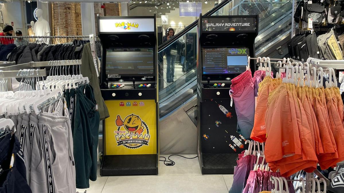 Dos de los seis arcades del Lefties del Portal de l’Àngel.