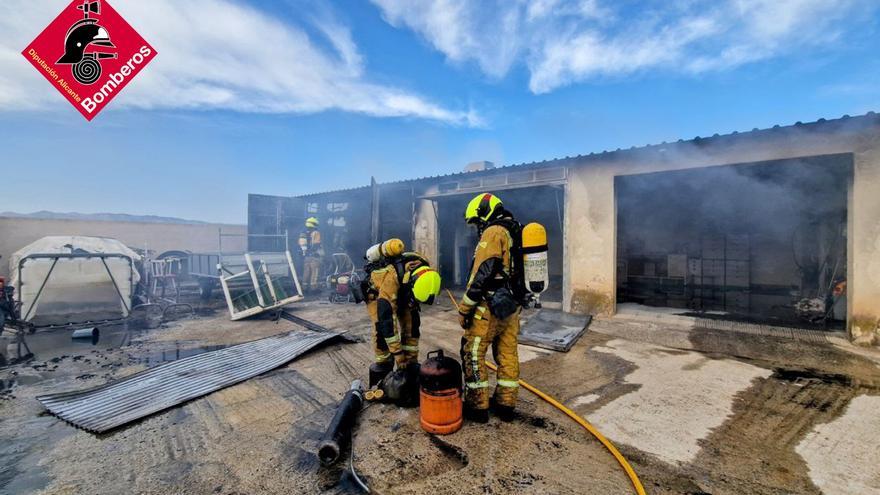 Los bomberos sofocan un incendio en un taller de pinturas con varios tipos de gases en Busot