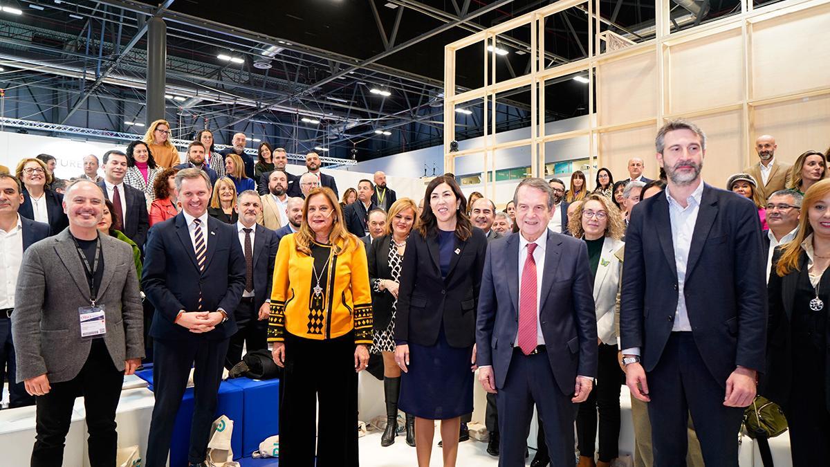 Foto de familia durante o lanzamento nun stand con cheo absoluto.