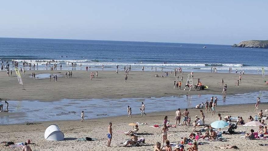 Bañistas y surfistas, en la zona de baños del Espartal, el lunes por la tarde.