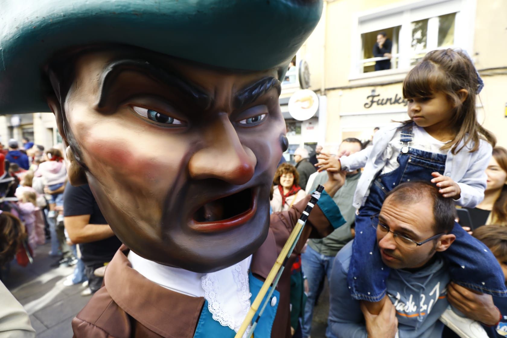 En imágenes | La comparsa de gigantes y cabezudos ilusionan a los más pequeños