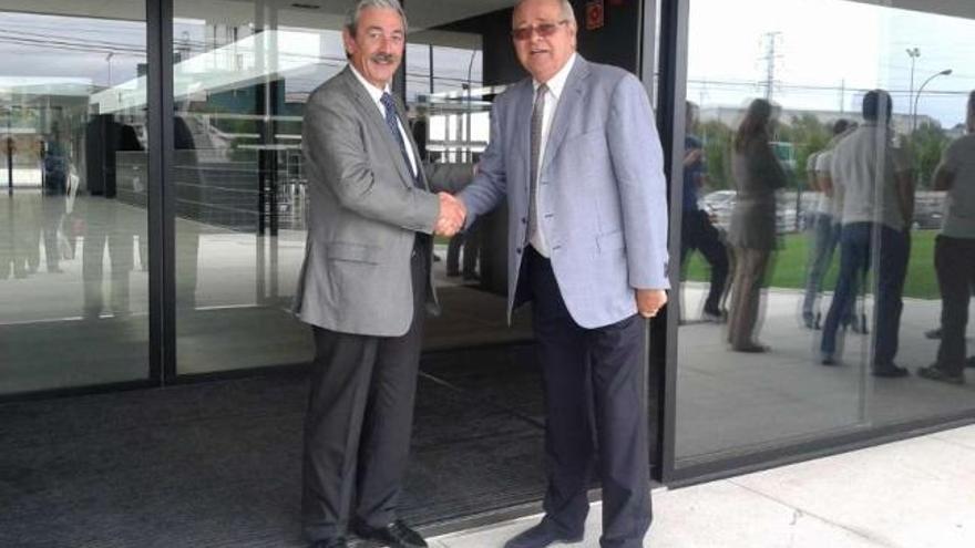 El presidente de los empresarios de Sabón, Manuel Rivas, saluda a su colega de Son Castelló, Miguel Bordoy.