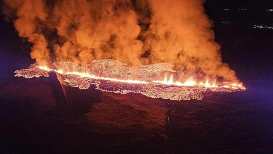 Erupción del volcán cerca de Grindavik, en Islandia.  | // ICELAND CIVIL DEFENSE