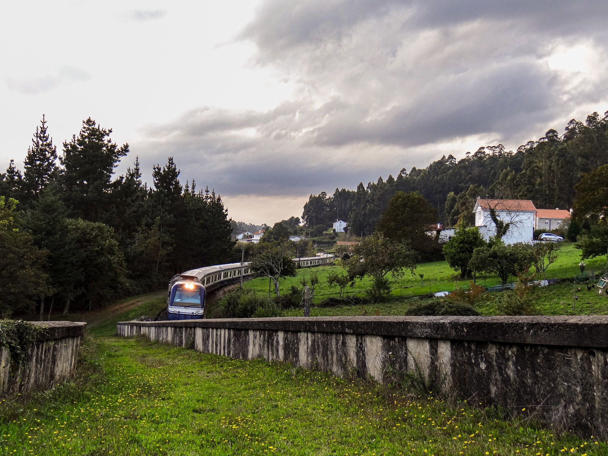 El tren más bonito del país circula por los pueblos más bonitos del norte.