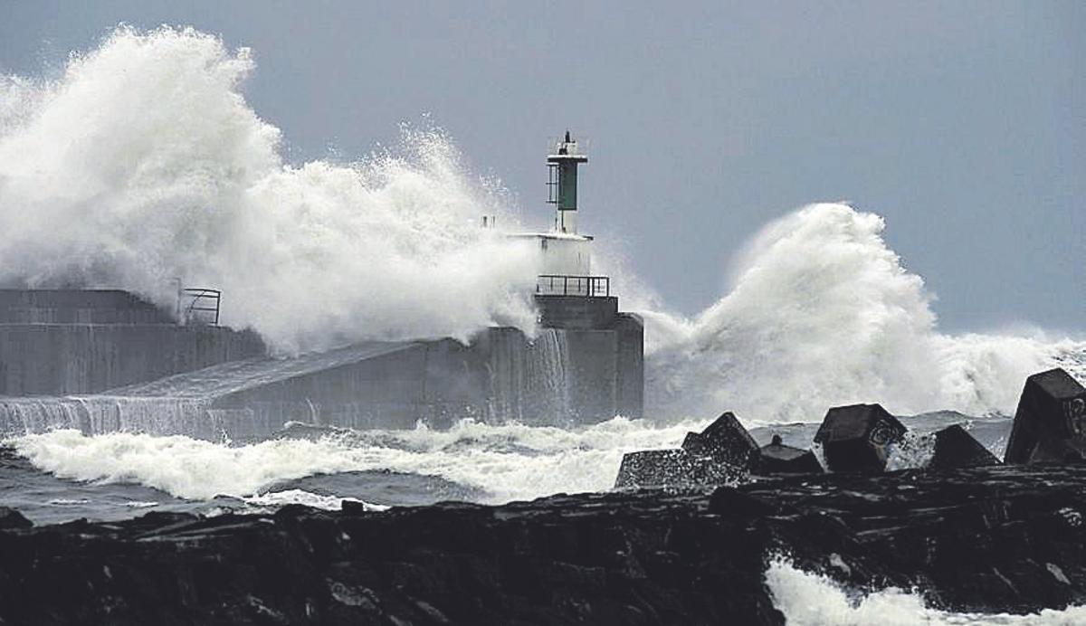 El oleaje bate contra el faro de San Esteban, en Semana Santa. -FOTODELDIA- SAN ESTEBAN DE PRAVIA (ASTURIAS), 28/03/2024.- Vista del fuerte oleaje por el temporal en la localidad asturiana de San Esteban de Pravia este jueves, donde ha fallecido un turista británico que mientras contemplaba el oleaje cayó al agua y fue arrastrado por las olas, su cuerpo sin vida fue recuperado del mar por un helicóptero de los servicios de emergencias. A menos de siete kilómetros, en el vecino concejo de Cudillero, el fuerte oleaje también dificultó el rescate de una mujer que al parecer fue arrastrada por una ola cuando se encontraba paseando por el puerto pesquero. EFE/Eloy Alonso