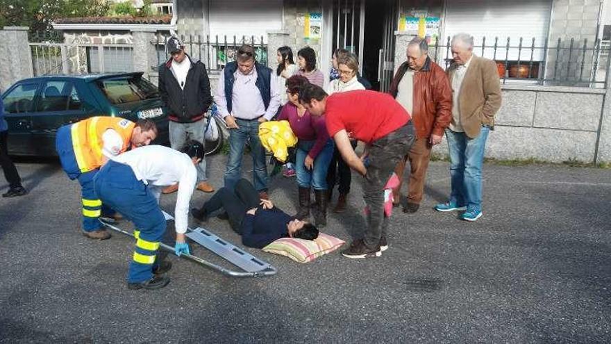 La mujer, atendida por personal del 061 tras el atropello.