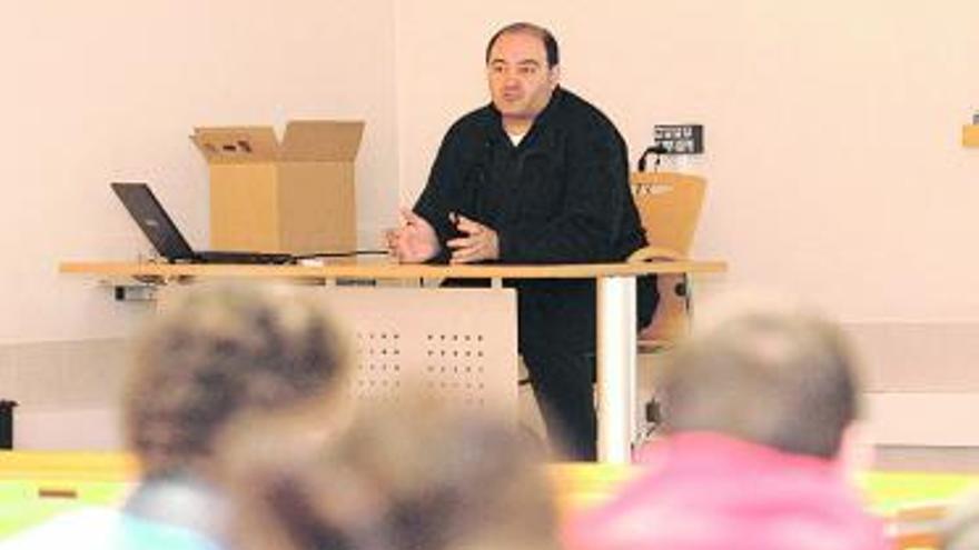 Pablo Cienfuegos, durante la charla en el campus de Mieres.