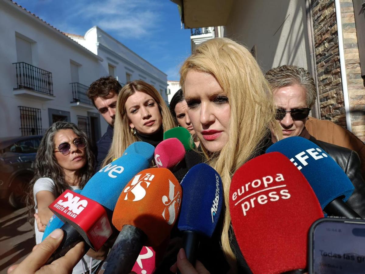 Verónica Guerrero, abogada de la familia de Francisca Cadenas, atiende a los medios de comunicación en Hornachos.