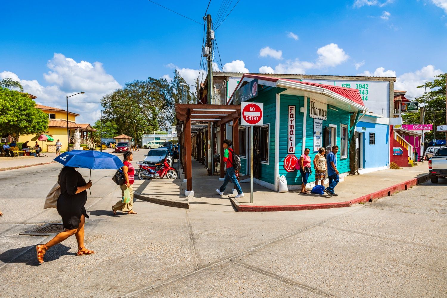 Ciudad de San Ignacio y playa de Placencia.