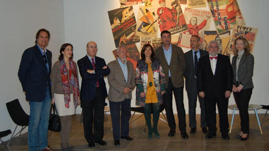 Foto de familia con los primeros apoyos de la Fundación Amigos del Museo Ruso.