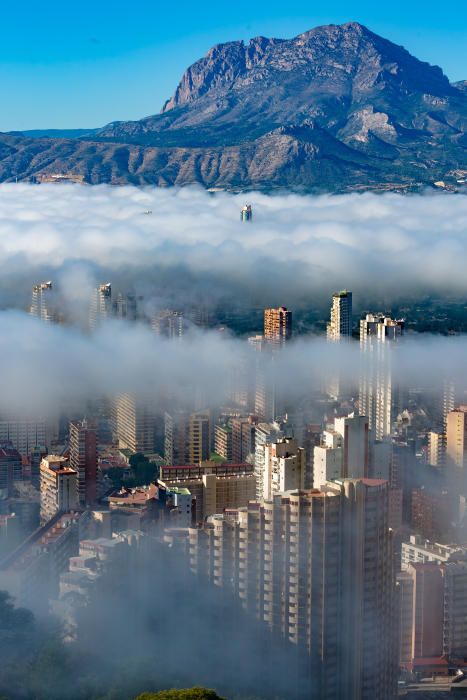 La bolsa de aire tropical marítimo unida a la baja temperatura del mar provoca una intensa bruma