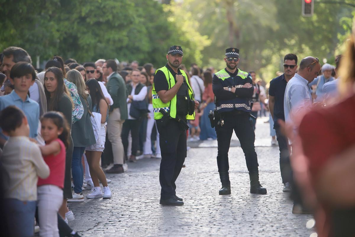 Dos agentes de la Policía Local un Martes Santo.