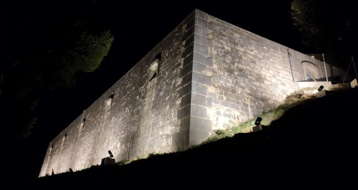 La iluminación subraya la sobriedad y solidez del depósito de 1879