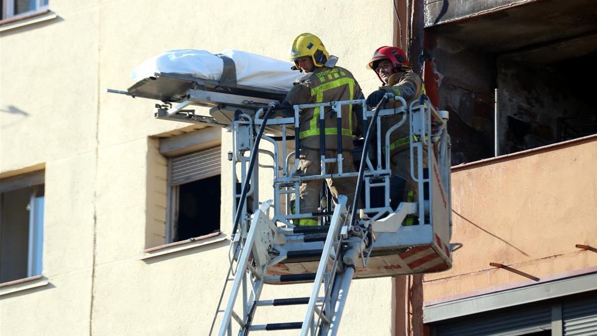 Los cuerpos de las tres personas fallecidas fueron sacados por las ventanas del edificio. badalona una d190106131728