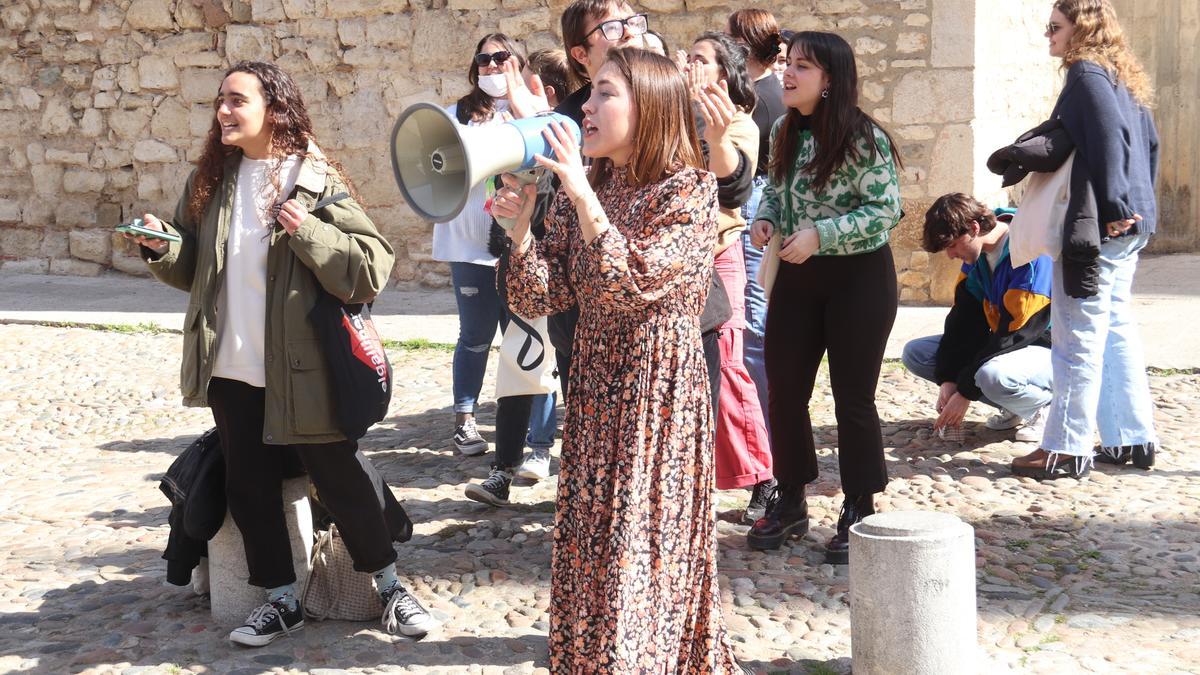 Una de les estudiants cridant pel megàfon