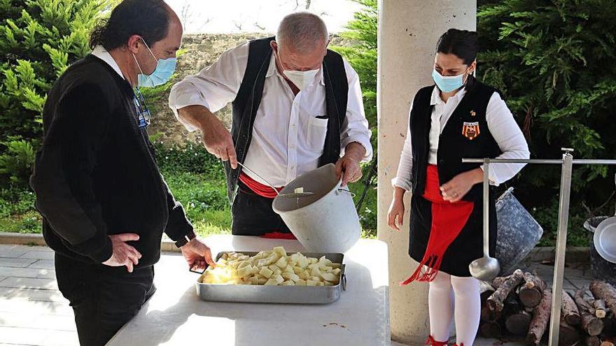 Membres de la Comissió del Ranxo preparant la sopa.