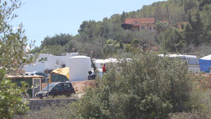 El camping ilegal en un terreno privado de Can Rova visto desde el exterior.