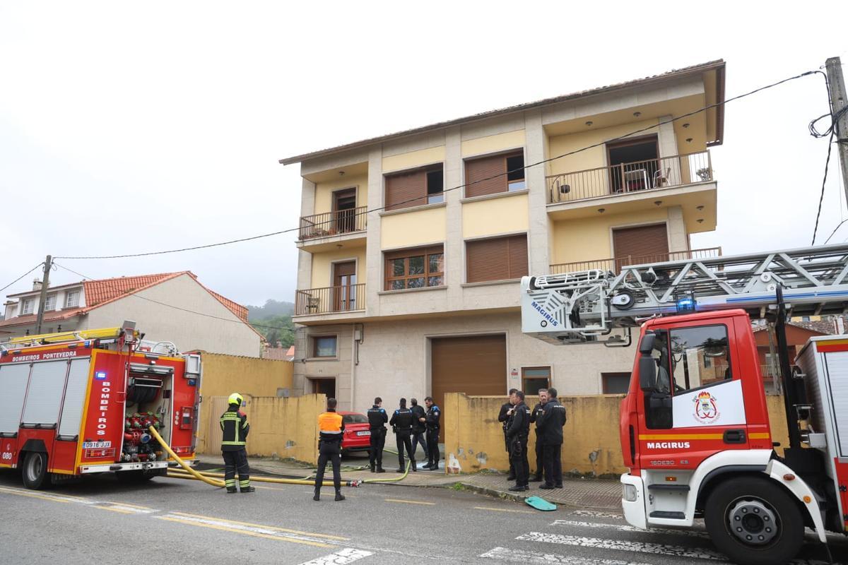 Extinción de un incendio en un piso en Os Praceres.
