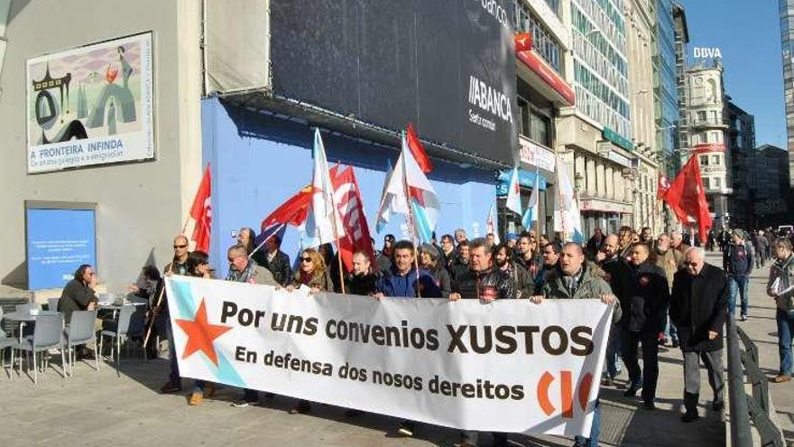 La protesta de la CIG, ayer, a su paso por el Cantón Grande.