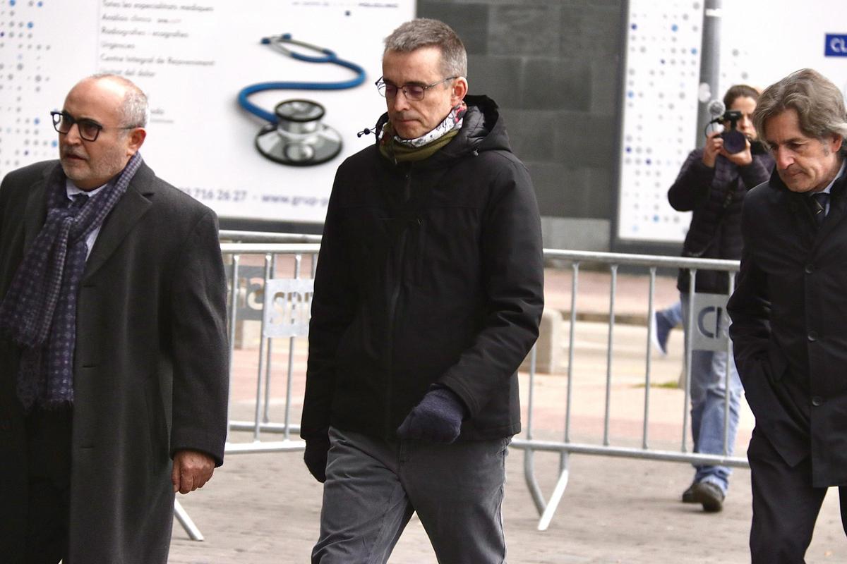 Santi Laiglesia, investigat per la mort dHelena Jubany, lany 2001, arriba als Jutjats de Sabadell acompanyat dels seus advocats per declarar 24 anys després del crim