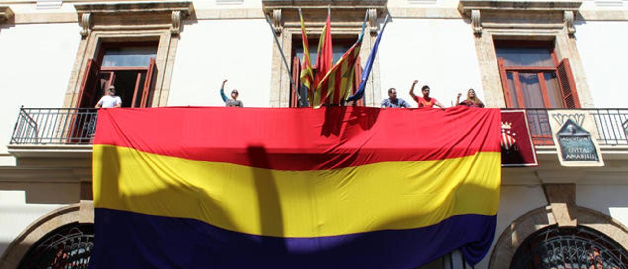 La bandera, en el balcón del ayuntamiento en otro 14 de abril.