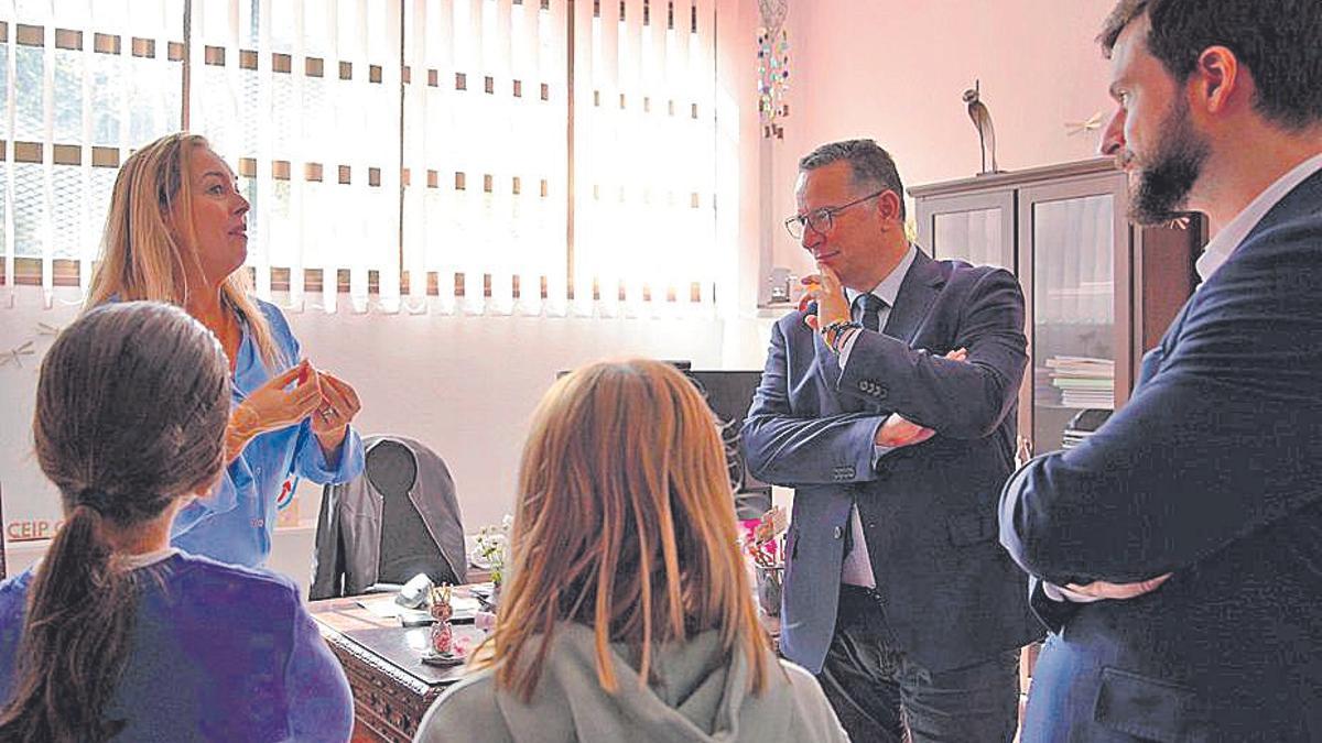 El consejero de Educación, en una visita a un centro escolar de la Isla.