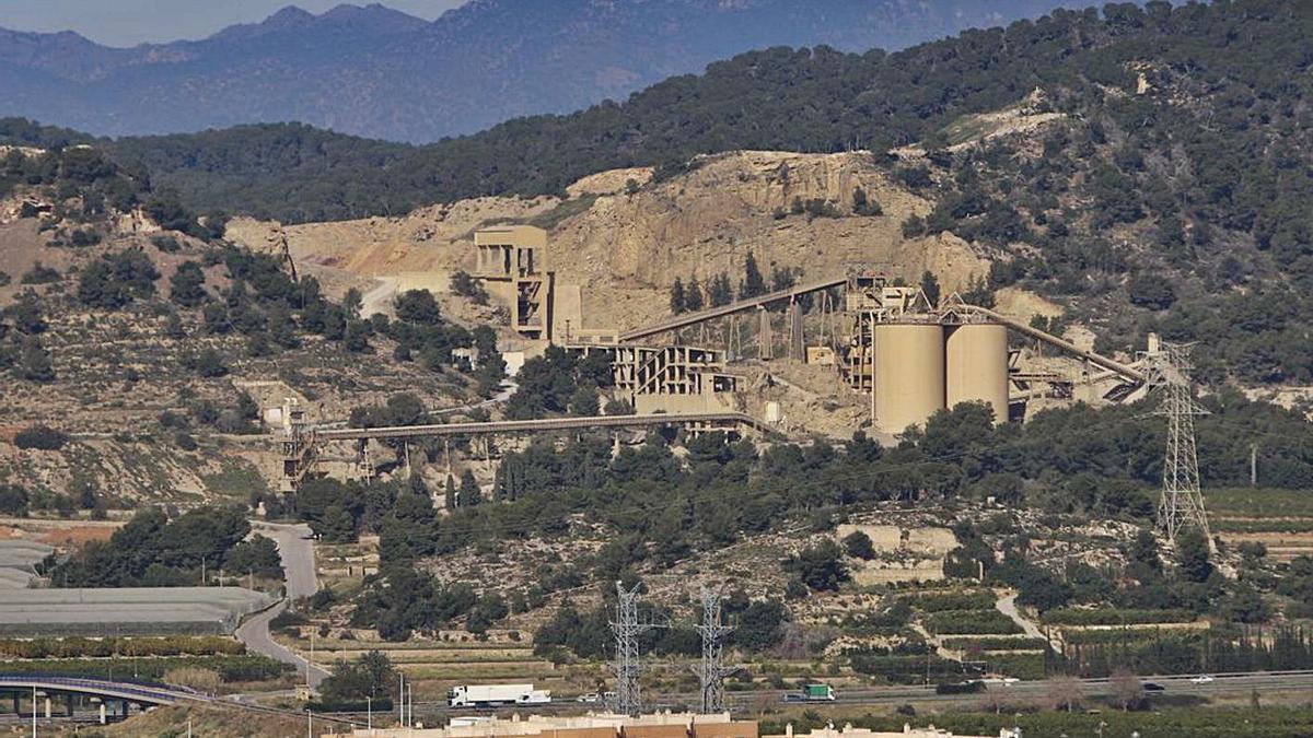 Vista de la cantera de Lafarge en Sagunt. | DANIEL TORTAJADA