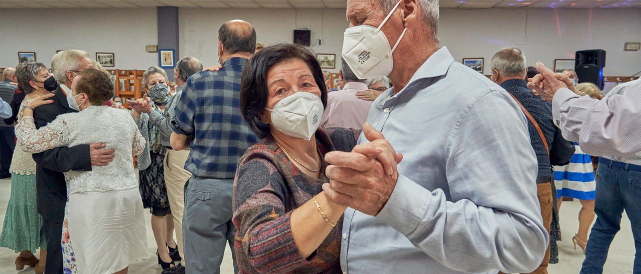 Parejas en el baile de la Asociación Municipal de Pensionistas la Bondad, en Cáceres