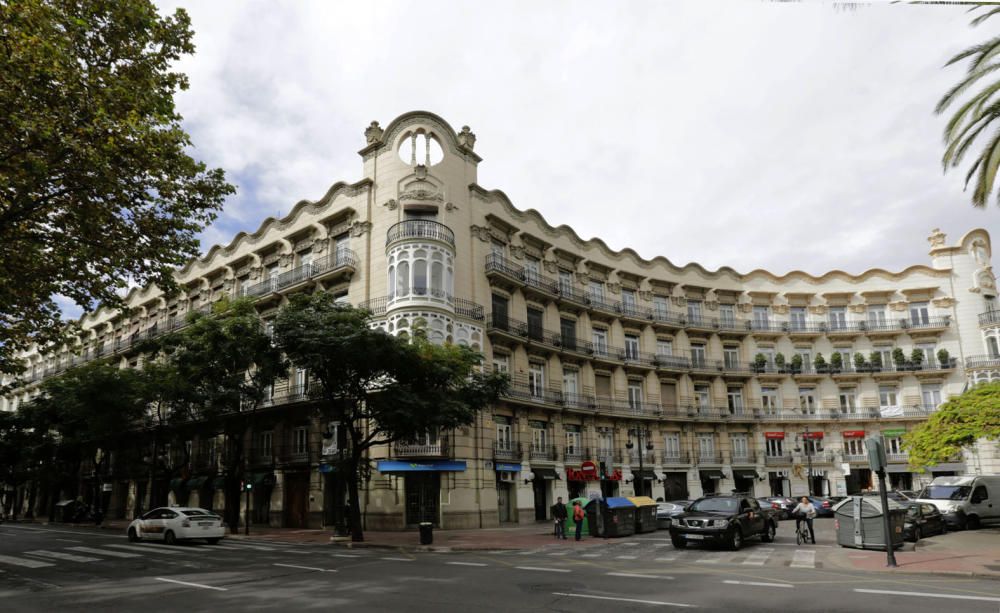 Edificio Chapa. Gran Vía Marqués del Turia 65-71. Antonio Martorell, Emilio Ferrer y Carlos Carbonell proyectaron las tres unidades de este conjunto de estilo modernista.