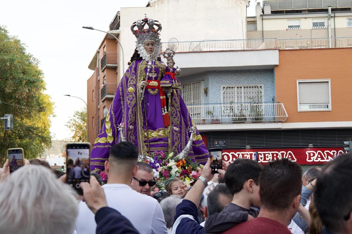 Muchos devotos acercaron a sus hijos hasta la Fuensanta para invocar la buena fortuna.