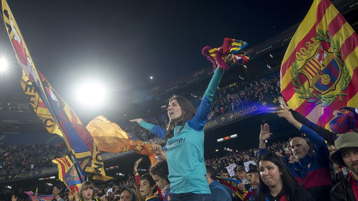 La grada de animación durante el partido de vuelta de los 1/4 de final de la Champions femenina